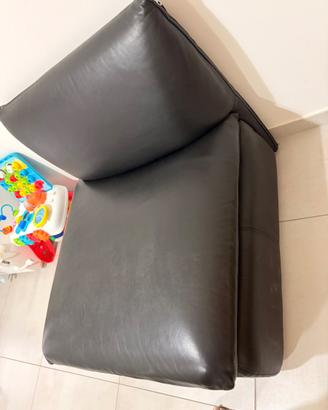 Divano in vera pelle nero con pouf coordinato