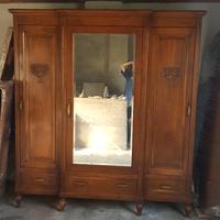 Armadio antico con specchio