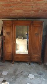 Armadio antico con specchio