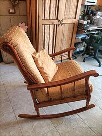 Sedia a dondolo tipo poltrona.