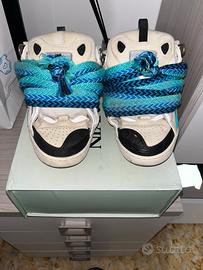 Scarpa blu e bianca