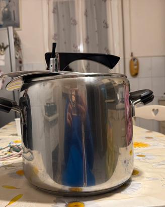 pentola a pressione marca : LAGOSTINA