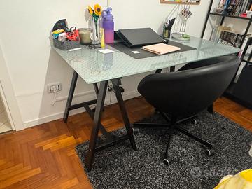 Scrivania e sedia ikea