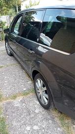 si vende Ford Galaxy 