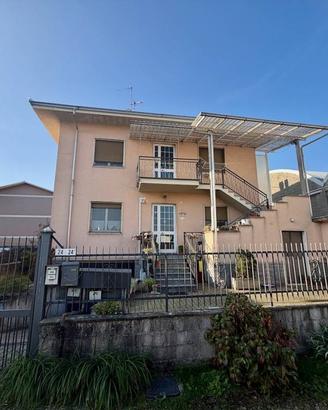 Villa di 251 m² con più di 5 locali e box auto dop
