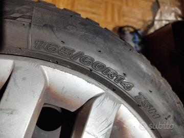 4 pneumatici usati con cerchi 