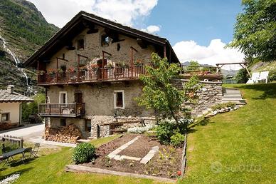 Baita tipica immersa nella natura