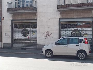 2 negozi - forte passaggio - grande visibilita'
