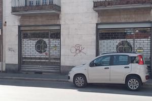 2 negozi - forte passaggio - grande visibilita'