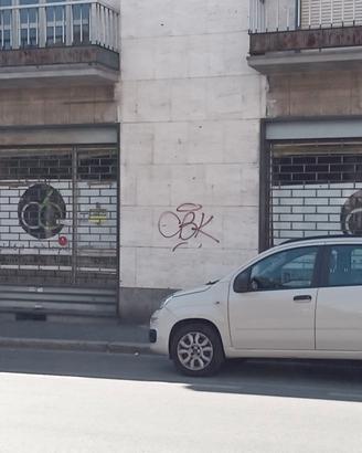 2 negozi - forte passaggio - grande visibilita'