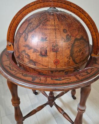 mobile bar a mappamondo antico in legno con ruote 