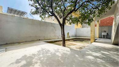 Casa indipendente con cortile e terrazza sovrastan
