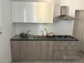 Cucina completa di mobilpensili e elettrodomestici