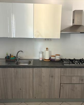 Cucina completa di mobilpensili e elettrodomestici