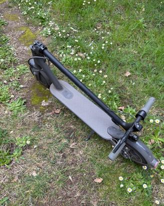 Xiaomi Mi Essential monopattino elettrico