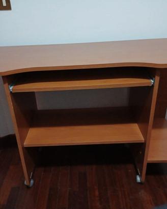 scrivania porta computer