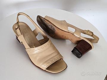 Sandali in pelle, con tacco