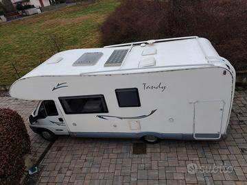 Camper mansardato con garage