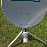 tripiede con antenna satellitare 