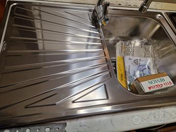 Lavello cucina con rubinetto in acciaio inox nuovo