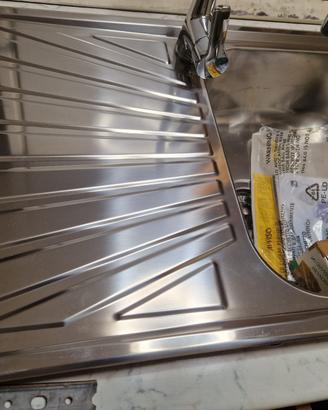 Lavello cucina con rubinetto in acciaio inox nuovo