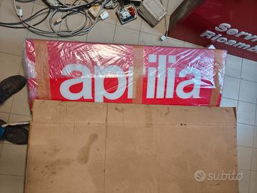 Aprilia insegna luminosa