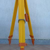 Treppiede Wild per teodolite