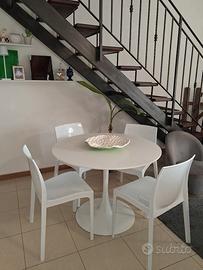 tavolo rotondo con sedie