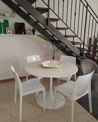 tavolo rotondo con sedie