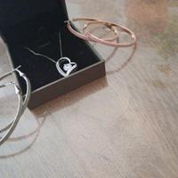 Coppia di orecchini e collana a cuore 