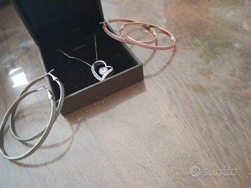 Coppia di orecchini e collana a cuore 