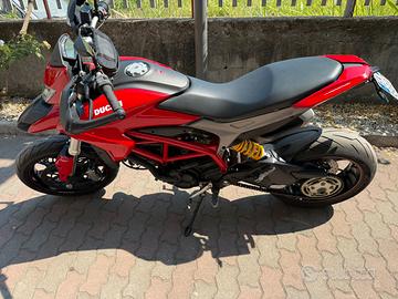Hypermotard 821
