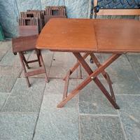 seggiole e tavolo picnic in legno