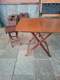 seggiole e tavolo picnic in legno