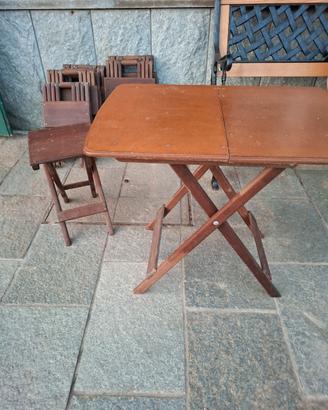 seggiole e tavolo picnic in legno