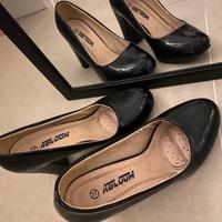 Scarpe con tacchi alti