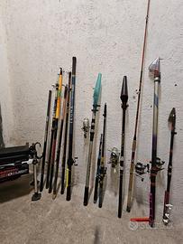 canne da pesca e sgabello