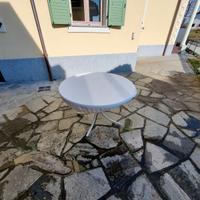 Tavolo da esterno in metallo