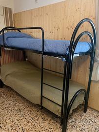 letto a castello metallo nero con reti a doghe
