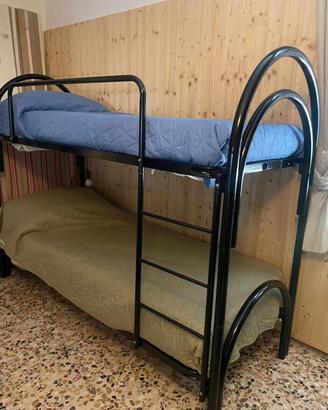 letto a castello metallo nero con reti a doghe