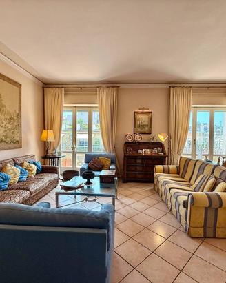 Appartamento di 160 m² con più di 5 locali a Catan