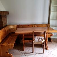 Tavolo in legno con panca da seduta