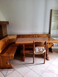 Tavolo in legno con panca da seduta