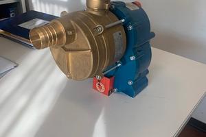 Pompa autoadescante in bronzo a cardano