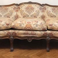 Divano e due poltrone d'antiquariato