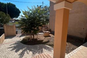 Villa su due livelli con ampio giardino