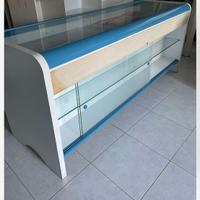 bancone negozio con vetro espositivo