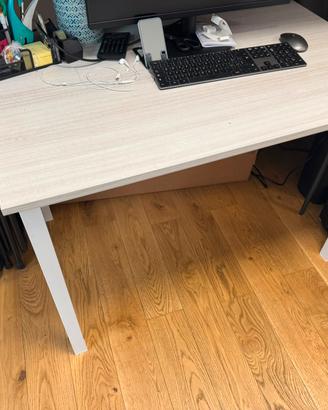 Tavolo bianco con sedie grigie