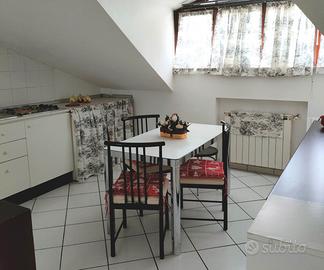Mansarda arredata in piccolo condominio