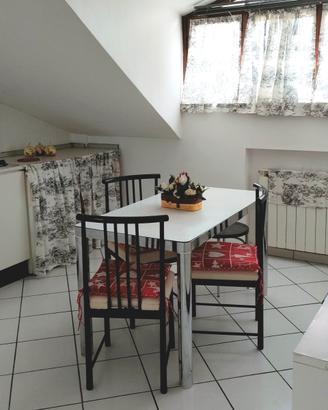 Mansarda arredata in piccolo condominio